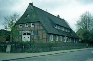 Dorfstraße 10: Schullandheim: traufständiges Fachwerkhaus mit Reetdach: Giebelseite Wirtschaftstrakt mit ehemaligem Scheunentor: Straßenfront mit breiter Dachgaube