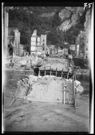 Dinant (Provinz Namur, Belgien): zerstörte Brücke über die Maas (Gewässer) ("Maasübergang I. Armee-Korps")