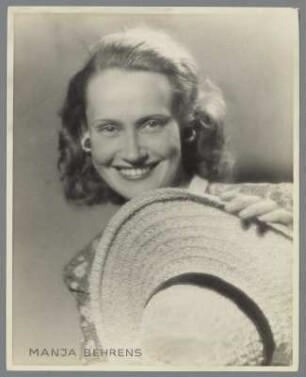 Porträt Manja Behrens : Zivilporträt der Schauspielerin Manja Behrens (mit dem Hut ihrer Rolle als Cäcilie im Schauspiel "Zwischenspiel" von Arthur Schnitzler)