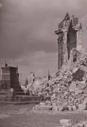 Ruine der Frauenkirche vom Neumarkt mit Sockel des Lutherdenkmales