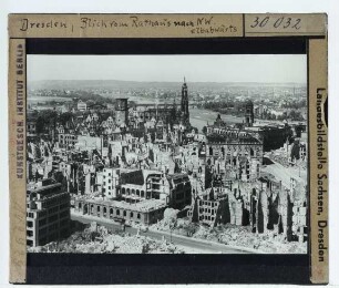 Dresden, Katholische Hofkirche,Dresden, Residenzschloss : Blick auf Altstadt vom Rathausturm