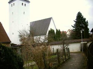 Ansicht von Norden mit Kirche (im Kern Romanisch) über Kirchhofmauer (Wehrgang mit Steinbrüstung im 18 Jh abgetragen) von Ortsseite