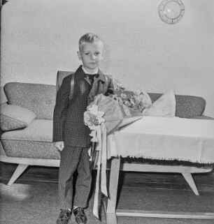 Schulanfänger : Portrait eines Kindes mit Schultüte