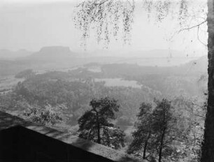 Blick von der Basteibrücke über das Elbtal zum Lilienstein