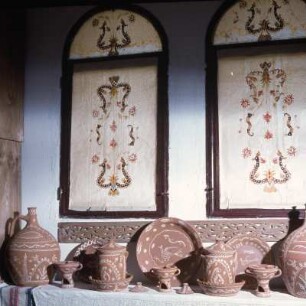 Skyros, Faltaits-Museum. Lokale Töpferwaren mit weißer Linearornamtenik, 19. Jh.