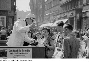 Besucher der Leipziger Messe an einem Informationsstand der Volkspolizei auf der Petersstraße