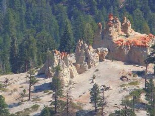 Sandsteinfelsen im Bryce Canyon Nationalpark : Von zahlreichen Aussichtspunkten können Besucher im Bryce Canyon Nationalpark die unterschiedlichen Sandsteinformationen und Felsnadeln, so genannte "Hoodoos", betrachten. Aufgenommen am 18. August 2012