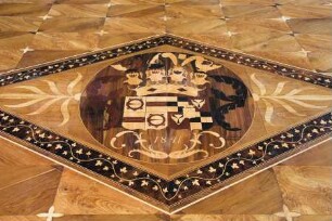 Parkettfußboden mit Wappen
