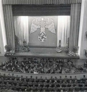 Innenansicht Opernhaus, Städtische Bühnen Düsseldorf: Publikum und Bühne mit Orchester - Neueröffnung (nach Zerstörung durch Luftangriff)