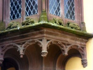 Stadtkirche-Kirchturm von Osten mit Chorerker (Heiliggeistkapelle 1419) im ersten Obergeschoß-Basis mit ornamentierter Konsole und figürlichem Besatz (vollplastische Fabelwesen) im Detail_02