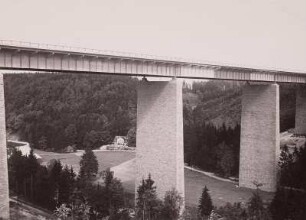 Autobahnbrücke Siebenlehn : Autobahnbrücke Siebenlehn. Blick von Südwesten ins Tal der Freiberger Mulde mit Huthaus Fröhlicher Sonnenblick