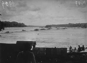 Flusslandschaft : Blick vom Ufer auf den Fluss Aruwimi. Im Vordergrund Boote und Expeditionsteilnehmer