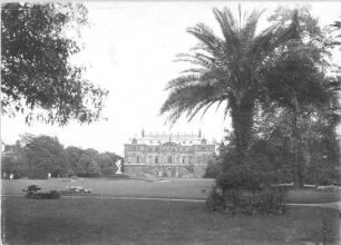 Dresden-Altstadt. Großer Garten. Palais. Ansicht von Nordwesten mit Plastik "Die Zeit entführt die Schönheit" (um 1730; P. Balestra)