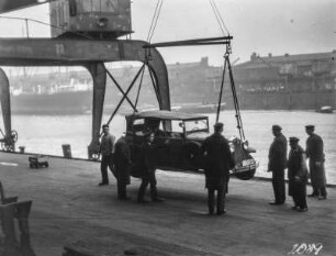Löschen der Ladung : Löschen der Ladung im Hamburger Hafen nach der Ankunft der Schomburgk Expedition.