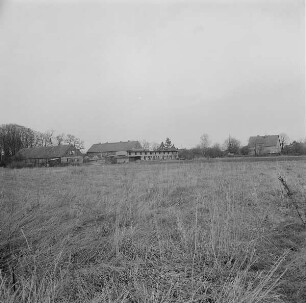 Blick auf Höfe Nr. 4 a, 5 und Schule, Dorfstraße 10