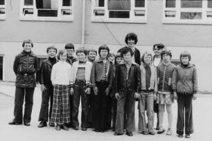 Lehrerin H. R. (Artur-Becker-Oberschule ?) mit einer Schulklasse