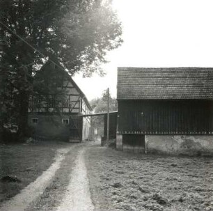 Frankenberg-Mühlbach, Frankenberger Straße 40. Vierseithof (2. Hälfte 18. Jahrhundert). Straßenansicht mit Wohnstallhaus und Scheune