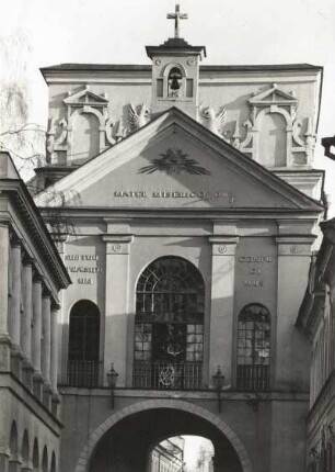 Vilnius. Tor der Morgenröte - Ostra Brama (Marientor). Außenansicht von Nord. Kapelle über dem Tor beherbergt Ikone der Barmherzigen Muttergottes