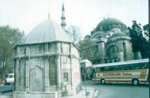 Istanbul. Brunnengebäude vor der Süleymaniye-Moschee