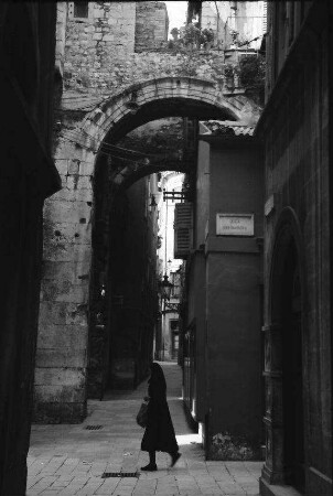 Split: Gasse mit Bogen und gehender Frau