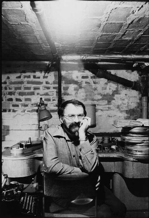 Der Filmregisseur Günter Reisch an einem Filmschneidetisch in einem kellerähnlichen Raum in Berlin-Treptow