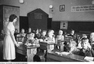 Radeburg, Berbisdorf, Hauptstraße 26. Berbisdorfer Schule (POS Berbisdorf), u.a. Einschulung, Zuckertüte, Zuckertütenbaum, 1952