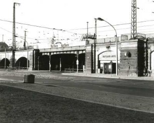 Dresden-Altstadt, Könneritzstraße. Bahnhof Dresden Mitte. Hochgleisanlage mit darunterliegendem Empfangsgebäude, links Eisenbahnbrücke über die Jahnstraße