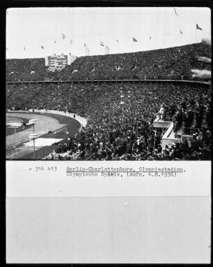 Das Olympiastadion in Berlin während der Olympischen Spiele mit einem Teil der Führerloge