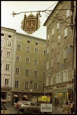 Salzburg: Gasthausschild K.u.K. am Mozartplatz