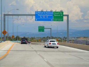 Zufahrt zum Terminal 3 des McCarran Airport : Zufahrtstraße zum Terminal. Aufgenommen am 21. August 2012 am neuen Terminal 3 des Internationalen McCarran Airport von Las Vegas