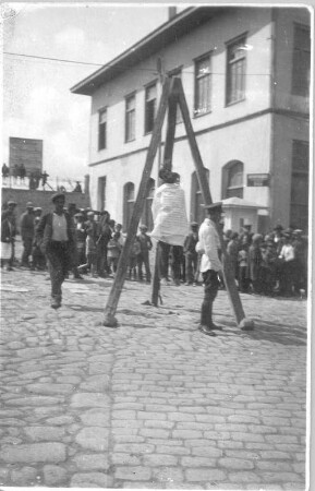 Türkei. Straßenbild mit Hinrichtungsstätte (Galgen)