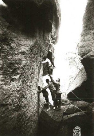 Böhmische Schweiz, Elbtal, rechtes Ufer (Labské údolí, Pravý břeh). Kastenturm (Skříň). Paul Schöne an der "Ausgiebigen Baustelle" des Alten Weges (VIIa)
