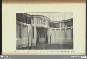 Kirchlicher Vorraum mit Wandmalerei