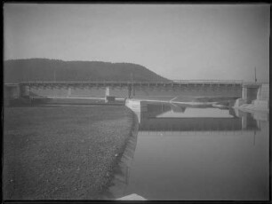 Brücke über Fluss (Donaubrücke in Tuttlingen ?)