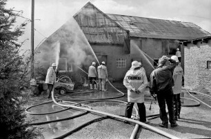 Grastwiete: Freiwillige Feuerwehren aus Bargfeld-Stegen, Nienwohld, Elmenhorst und Jersbek löschen den Brand eines Resthofes