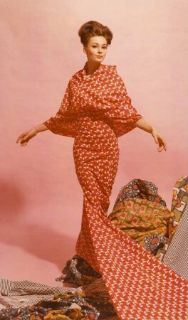 Model in einem Kleid mit Schleppe