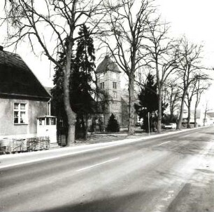 Schenkendöbern-Atterwasch. Dorfstraße mit Dorfkirche. Blick nach Nordosten