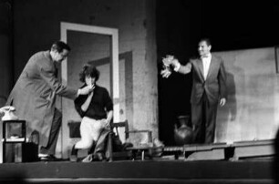 Szenenbilder aus "Noch zehn Minuten bis Buffalo" von Günter Grass und "Die große Wut des Philipp Hotz", Schwank von Max Frisch. Werkstatt Schillertheater Berlin, 1959