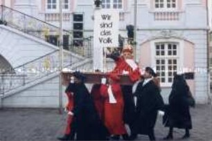 Sargtragende Demonstranten in Richterroben und mit Transparent mit Anspielung auf Montagsdemos in Leipzig - Anachronistischer Zug, Auftakt, November 1990 in Bonn