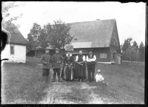 Familie vor dem Bauernhof