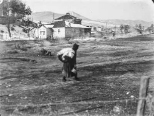 Warme Quellen : Frau mit Wäsche an warmen Quellen.