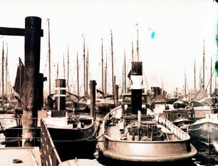 Hamburg: Hafen, Vordergrund Schlepper, dahinter Kutter