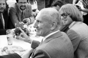 30. Tagung 1980 Chemiker; Eröffnung Festhalle; Sitzreihen: Vladimir Prelog im Gespräch