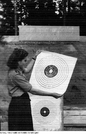 Freie Deutsche Jugend (FDJ), Schießlehrgang (Nach der Wiedereinführung der allgemeinen Wehrpflicht 1951 in der BRD verstärkte auch die DDR die militärische Ausbildung), August 1952