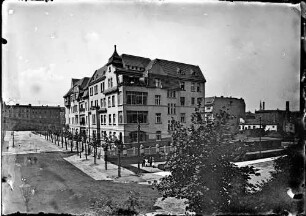 Wohnhaus (darin Wohnung der Familie Knochenhauer). Ansicht von einem erhöhten Standpunkt mit Hauptfront und Seitenfront : Kattowitz, Friedensstraße 2. Wohnhaus (darin Wohnung der Familie Knochenhauer). Ansicht von einem erhöhten Standpunkt mit Hauptfront und Seitenfront