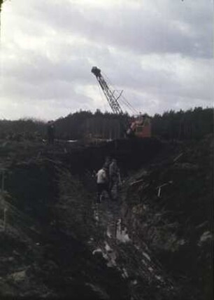 Universalbagger KM 251 (VRP) beim Grabenbau