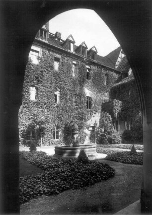 Weißenfels, Klarissen-Kloster : Weißenfels. Ehemaliges Klarissen-Kloster (nach 1300, Erweiterung 1716). Klosterhof mit Brunnen