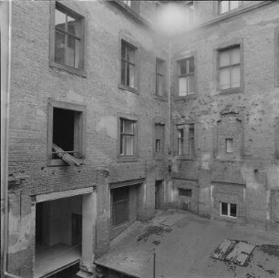 Dresden-Altstadt, Ständehaus, großer Innenhof mit Einbauten. Blick vom Nordflügel zur Ecke Ost- und Südflügel