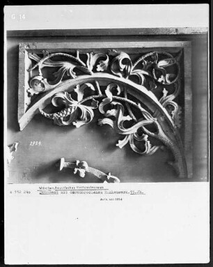 Ornament mit durchbrochenem Rankenwerk