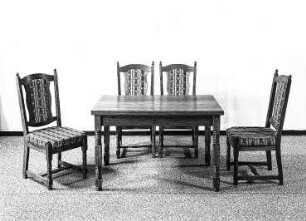 Eßtisch : Leipzig. Leipziger Herbstmesse, 1986. Eßtisch mit vier Stühlen. Holz, folienbeschichtet in Eichenholzoptik (P 43) gedrechselt (1986; VEB Werra-Möbel Meiningen)